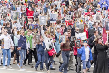 Yıllık zafer üzerine ölümsüz alayın insanlarda alay