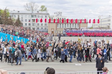 Yıllık zafer üzerine ölümsüz alayın insanlarda alay