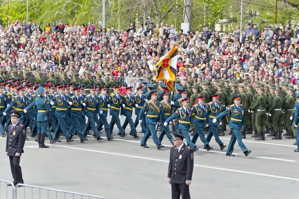Soldados rusos marchan en el desfile el Día de la Victoria anual —  Fotos de Stock