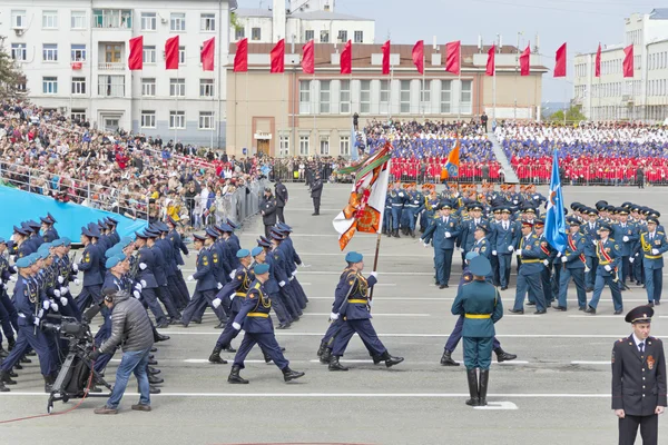 Russische Soldaten marschieren bei der Parade am jährlichen Siegestag — Stockfoto