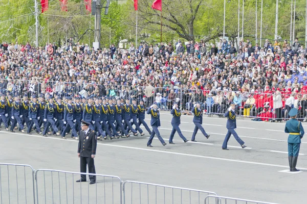 Russische Midshipmans marschieren bei der Parade zum jährlichen Sieg — Stockfoto