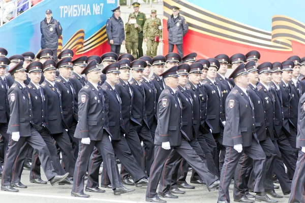 Orosz katonák menetelés a Parade a éves győzelem napja — Stock Fotó