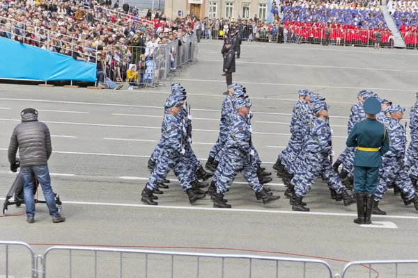 Russische Soldaten marschieren bei der Parade am jährlichen Siegestag — Stockfoto