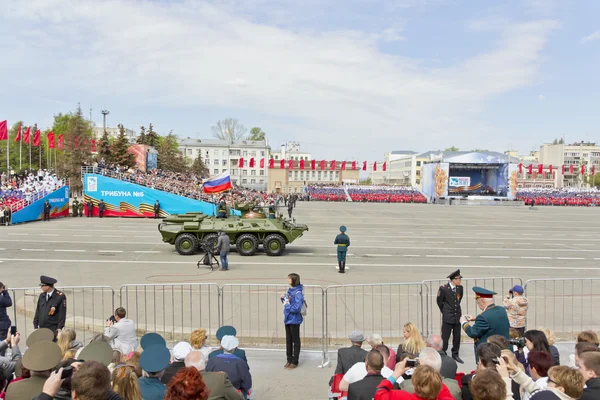 Ruský vojenský transport na přehlídce na výroční den vítězství — Stock fotografie