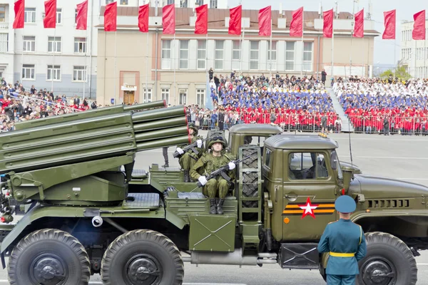 Transporte militar russo no desfile no Dia da Vitória anual — Fotografia de Stock