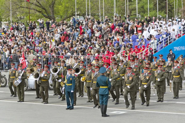 Orosz katonai zenekar március: a felvonulás éves győzelem — Stock Fotó