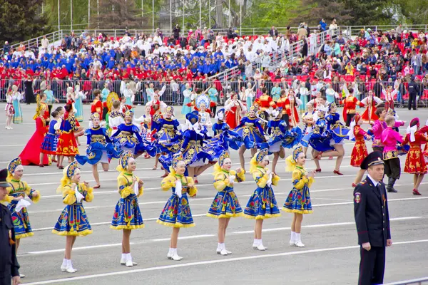 Animación infantil en honor al Día de la Victoria anual — Foto de Stock