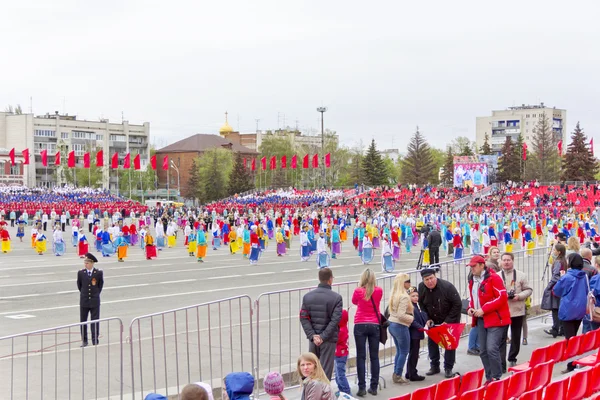 Animación infantil en honor al Día de la Victoria anual — Foto de Stock