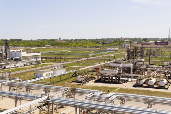 Gran complejo de refinería a la luz del día de verano — Foto de Stock