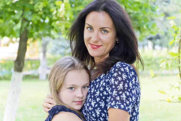 Mor och dotter i sommar — Stockfoto