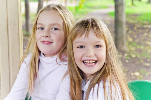 Mignon deux filles souriantes — Photo