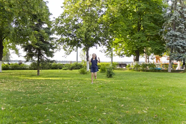 Girl is running in park — Stock Photo, Image