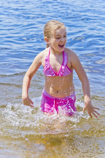 跳跃在粉红色泳装女孩 — 图库照片