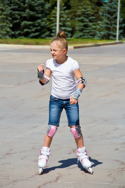 Leren meisje op rolschaatsen — Stockfoto