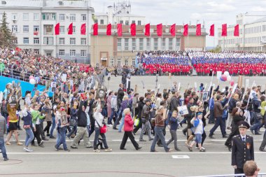 Yıllık zafer üzerine ölümsüz alayın insanlarda alay