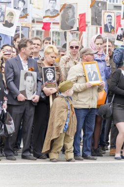 Yıllık zafer üzerine ölümsüz alayın insanlarda alay