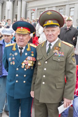 İki General eski arkadaşlar toplantı yıllık Vic kutlama üzerinde