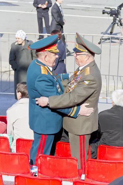 Meeting of two generals old friends on celebration on annual Vic — Stock Photo, Image