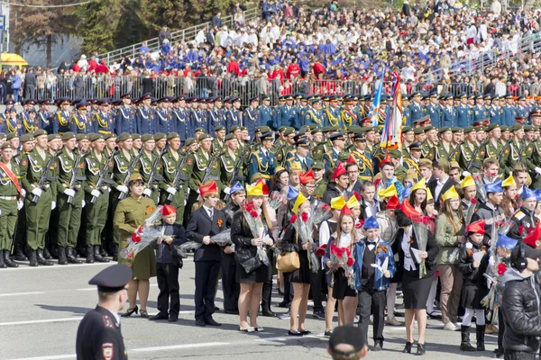 Orosz gyermekek gratulálni veteránok a éves ünnepség — Stock Fotó
