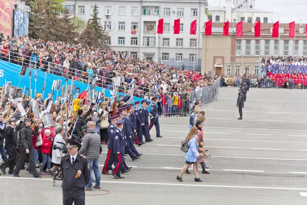 Procesión del pueblo en el Regimiento Inmortal en la Victoria anual — Foto de Stock