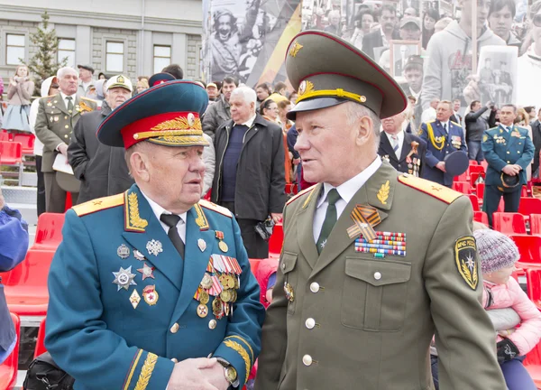 Meeting of two generals old friends on celebration on annual Vic — Stock Photo, Image