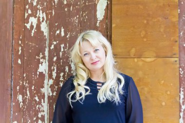 Eski duvar arka plan üzerinde sarışın kadın