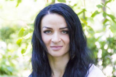 Esmer yeşil zemin üzerine