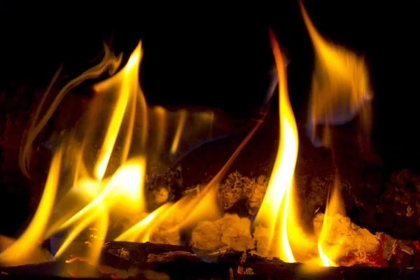 Красный огонь пламя на черном фоне — стоковое фото