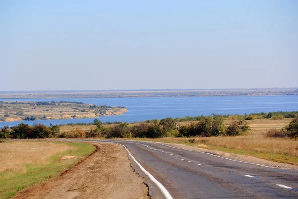 Paisaje con carretera y río vacíos —  Fotos de Stock