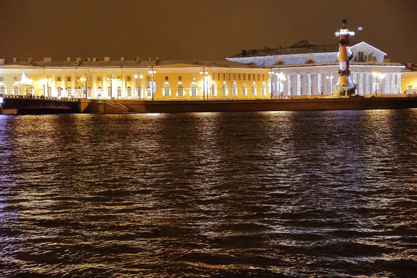 Joki ja silta Sankt Petersburg — kuvapankkivalokuva
