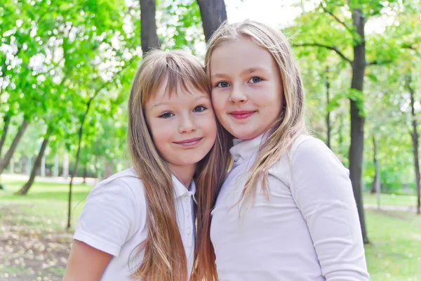 Dvě roztomilé dívky — Stock fotografie