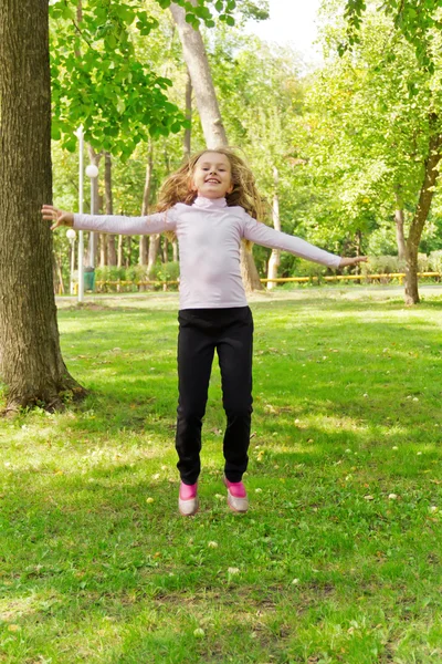 Jumping girl in summer — Stock Photo, Image