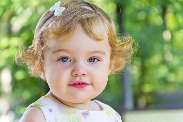 Niedliche Säugling mit lockigen blonden Haaren — Stockfoto