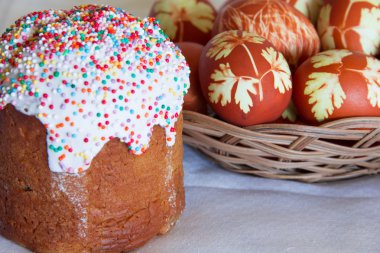 Paskalya yumurtaları ve pasta