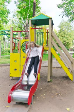 Yaz aylarında kreş platformda etkin kız