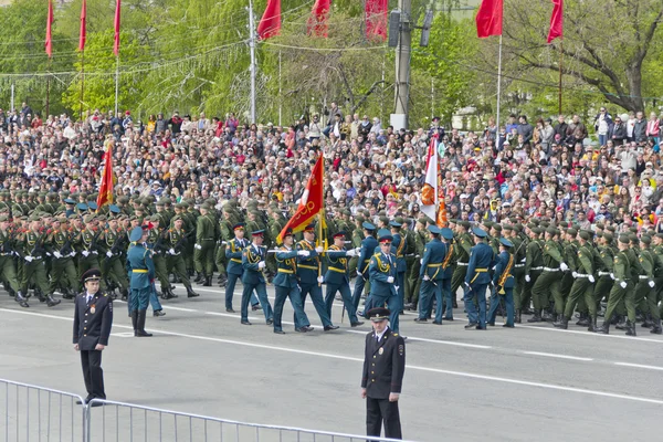 Ruští vojáci pochodovat v průvodu na výroční den vítězství — Stock fotografie