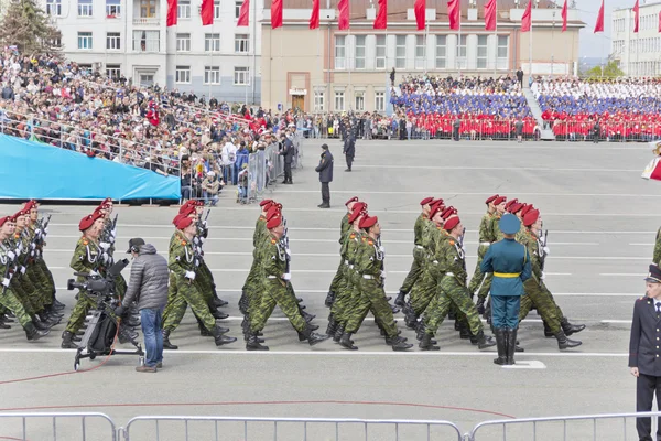 Русские солдаты маршируют на параде в День Победы — стоковое фото