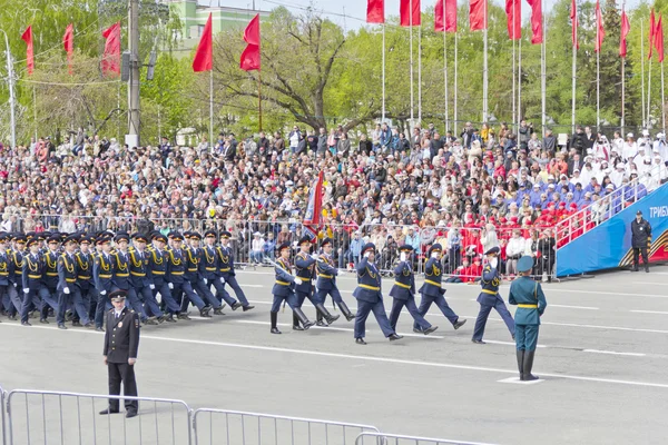 Русские солдаты маршируют на параде в День Победы — стоковое фото