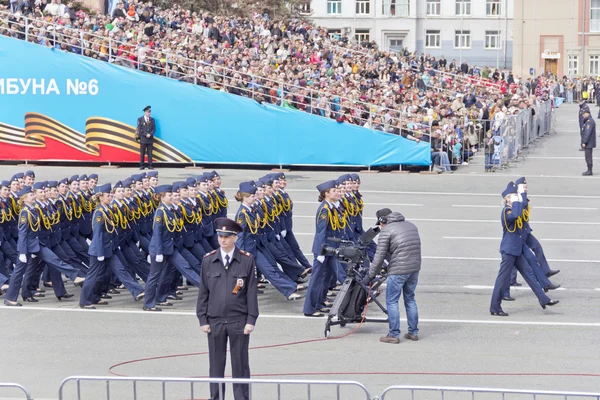 Русские мичманы маршируют на параде в честь ежегодной Победы — стоковое фото