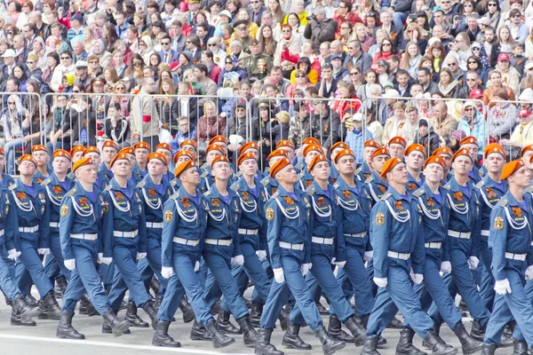 Orosz katonák menetelés a Parade a éves győzelem napja — Stock Fotó