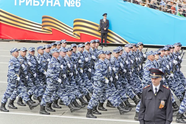 Russische Soldaten marschieren bei der Parade am jährlichen Siegestag — Stockfoto