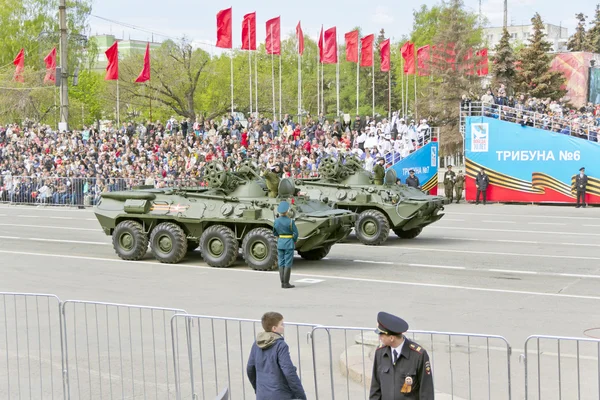 Russische militaire vervoer aan de parade op jaarlijkse dag van de overwinning — Stockfoto