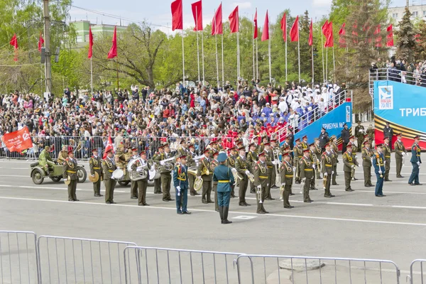 Марш российского военного оркестра на параде в честь ежегодной Победы — стоковое фото