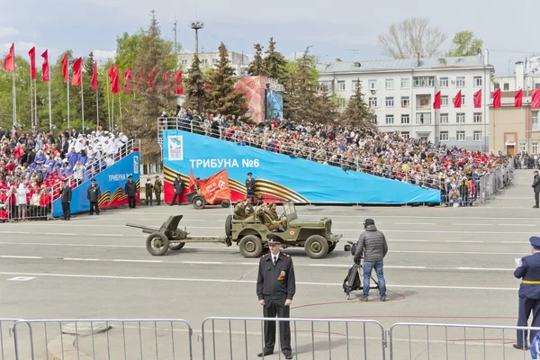 Ruský vojenský transport na přehlídce na výroční den vítězství — Stock fotografie