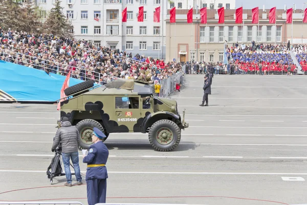 Ruský vojenský transport na přehlídce na výroční den vítězství — Stock fotografie