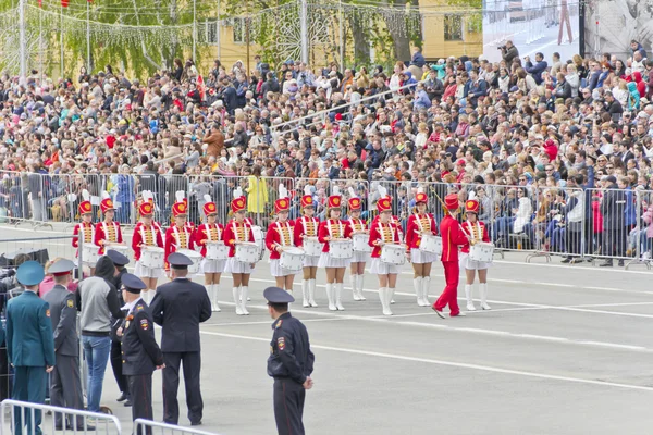 Women orchestra march at the parade on annual Victory Day — Stock Photo, Image