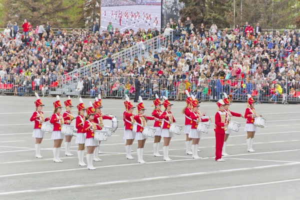 Vrouwen orkest maart op de parade op jaarlijkse dag van de overwinning — Stockfoto