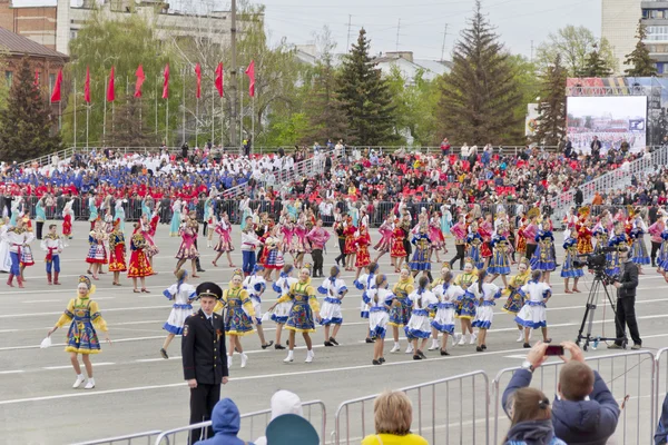 Children entertainment in honor of annual Victory Day — Stock Photo, Image