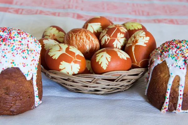 Easter eggs and pie — Stock Photo, Image