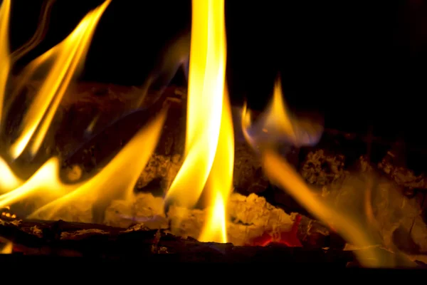 Червоний вогонь полум'я на чорному фоні — стокове фото